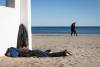 ALICANTE - Een dakloze man doet een dutje op het strand. ANP/HH HENRIETTE GUEST